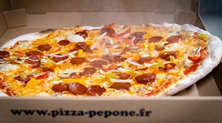 Pizza Pepone fait à Annecy-le-vieux dans sa boîte.